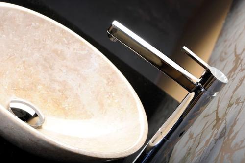 Umywalka nablatowa kamienna 40 x 12 cm polerowany beżowy trawertyn BLOK 2401-01 Sapho z góry