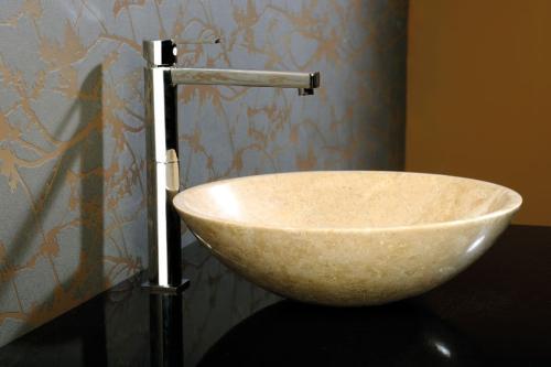 Umywalka nablatowa kamienna 40 x 12 cm polerowany beżowy trawertyn BLOK 2401-01 Sapho aranżacja