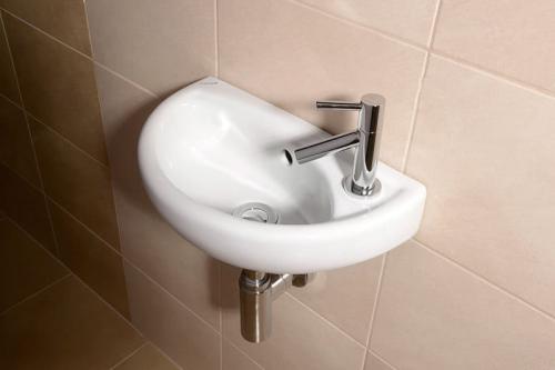 Umywalka ceramiczna mała 39 x 23 cm biały OVAL TP040 Aqualine wisząca