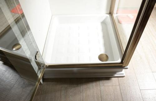 Brodzik prysznicowy kwadratowy ceramiczny 90 x 90 cm RETRO 133801 Kerasan z kabiną