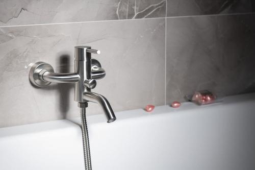 Bateria wannowa ścienna stal nierdzewna MINIMAL MI010 Sapho aranżacja