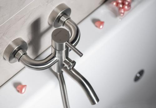 Bateria wannowa ścienna stal nierdzewna MINIMAL MI010 Sapho wizualizacja