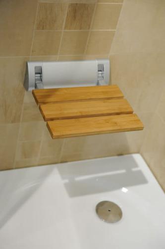 Siedzisko prysznicowe 32x32,5 cm bambusowe AE236 Aqualine aranżacja