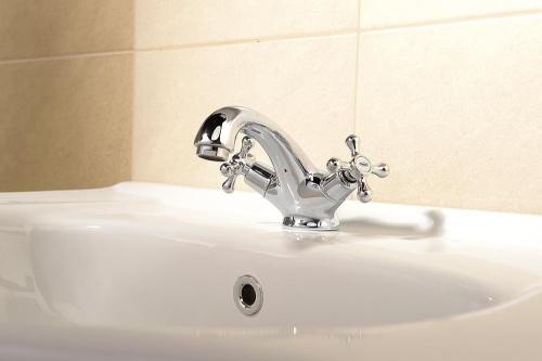 Bateria umywalkowa stojąca chrom połysk VICTORIA VC02 Aqualine  aranżacja
