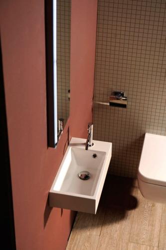 Umywalka kompozytowa mała 50 x 25 cm biały lewa ARIANA SM012 Sapho wizualizacja