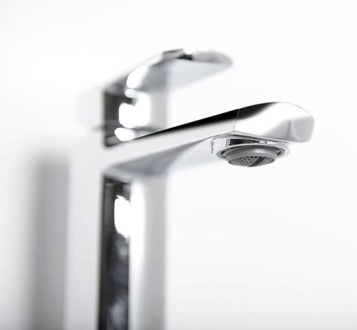 Bateria umywalkowa stojąca chrom połysk MIXONA MG001 Sapho z bliska