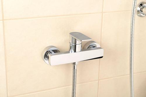 Bateria natryskowa ścienna chrom połysk DAPHNE DH701 Aqualine aranżacja