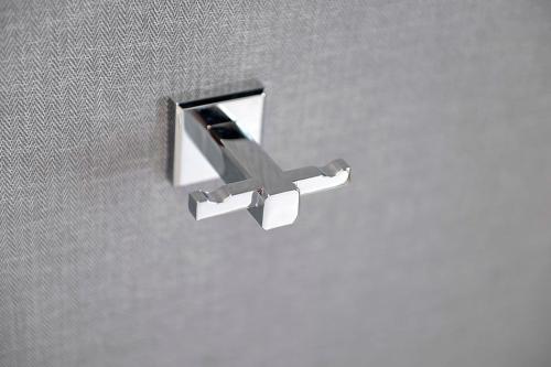 Wieszaczek podwójny chrom COLORADO 6928 Gedy zamontowany