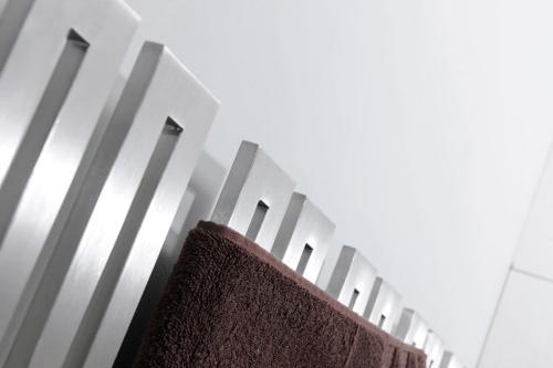 Grzejnik łazienkowy 500 x 1500 mm stal nierdzewna szczotkowana 399 W VOLGA NR515 Sapho z bliska