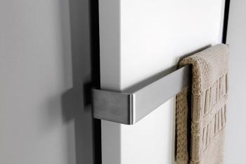 Grzejnik łazienkowy 456 x 1206 mm biały ze strukturą 549 W MAGNIFICA IR135 Sapho z bliska