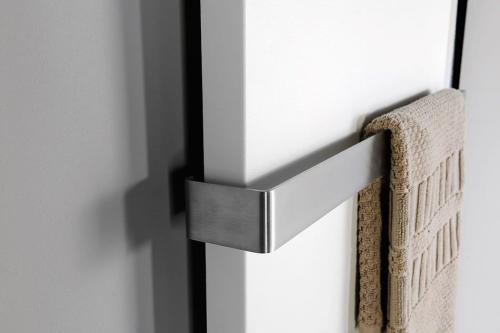 Grzejnik łazienkowy 456 x 1206 mm biały ze strukturą 549 W MAGNIFICA IR135 Sapho z bliska