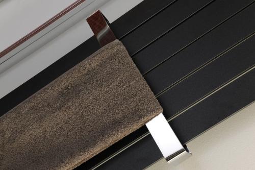 Grzejnik łazienkowy 450 x 1800 mm łupkowy ze strukturą 910 W COLONNA IR147 Sapho  z bliska