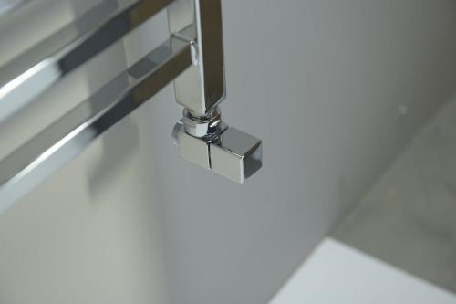 Grzejnik łazienkowy 450 x 1000 mm chrom 295 W METRO 0411-10 Sapho podłaczenie