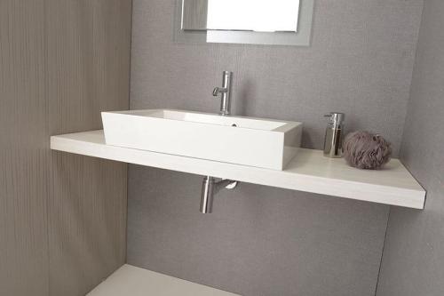 Umywalka kompozytowa nablatowa 60 x 45 cm biały ORINOKO OR060 Sapho aranżacja