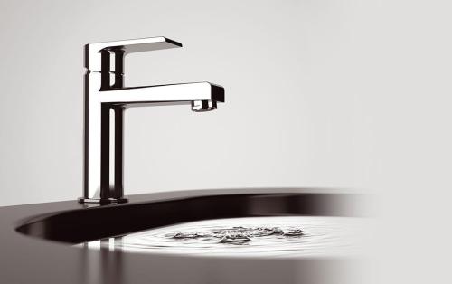 Bateria umywalkowa stojąca chrom połysk KAI KA02 Sapho z bliska