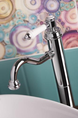 Bateria umywalkowa wysoka stojąca z wydłużoną wylewką chrom połysk VIENNA VO006 Sapho wizualizacja