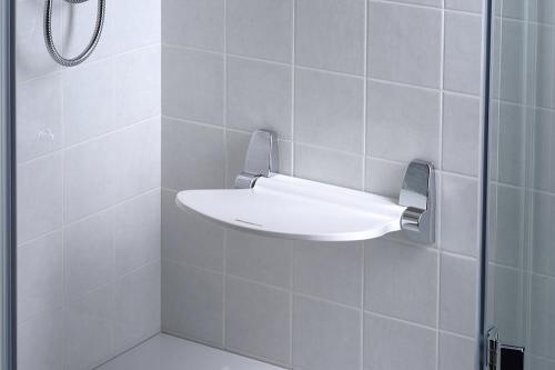 Siedzisko prysznicowe składane 37,5x29,5 cm SOUND 2282 Gedy rozłożone