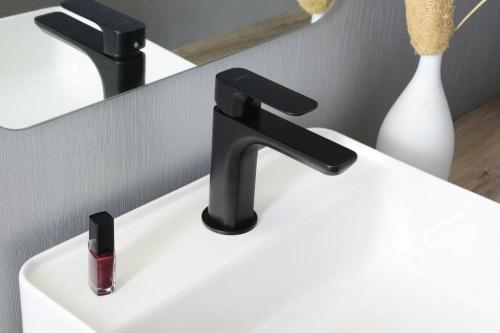 Bateria umywalkowa stojąca czarny mat SPY PY02/15 Sapho zamontowana