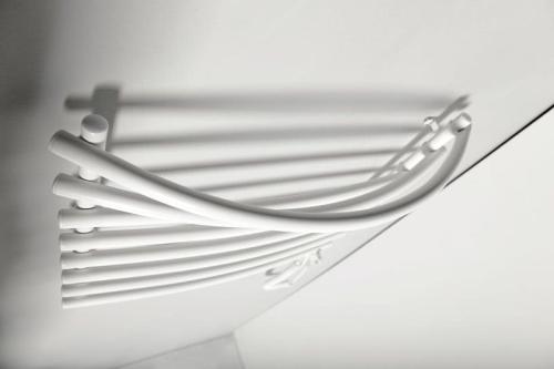 Łazienkowa suszarka elektryczna 570 x 465 mm biały 72 W SU110A Aqualine z góry