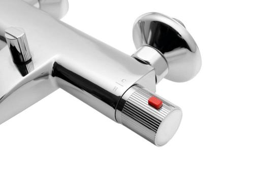 Bateria wannowa ścienna z termostatem chrom połysk ACTION MB106 Aqualine z bliska