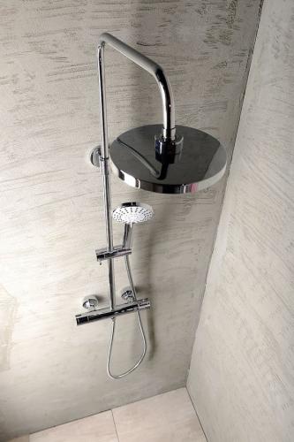 Zestaw natryskowy z baterią termostatyczną LIGA SL533 Aqualine aranżacja
