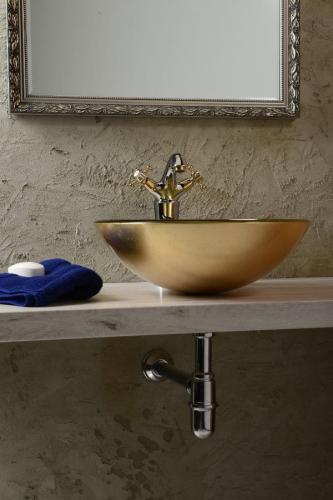 Bateria umywalkowa stojąca wysoka chrom-złoto ANTEA 3172L Reitano aranżacja