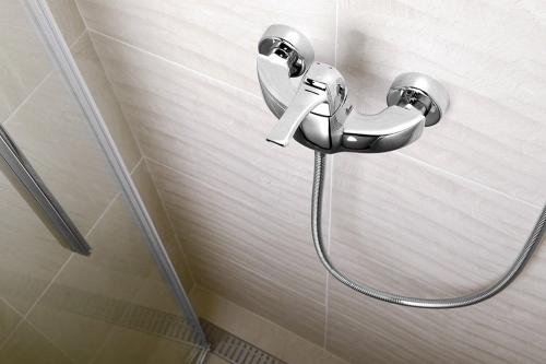 Bateria prysznicowa ścienna chrom połysk DREAMART DA011 Sapho aranżacja
