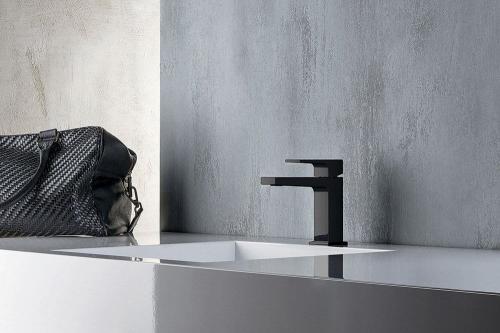 Bateria umywalkowa stojąca czarny mat DIMY DM002BL Sapho aranżacja