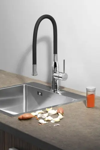 Bateria zlewozmywakowa stojąca z elastyczną wylewką czarna/chrom SILI SR426 Sapho aranżacja