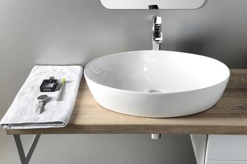 Umywalka nablatowa ceramiczna 61,5 x 14 x 42 cm biały PERA AR457 Sapho front