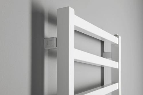 Grzejnik łazienkowy 500 x 1096 mm biały 406 W ZIG ZG511 Sapho z bliska