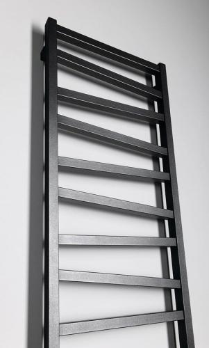 Grzejnik łazienkowy 500 x 1572 mm antracyt 582 W ZIG ZG516A Sapho na ścianie