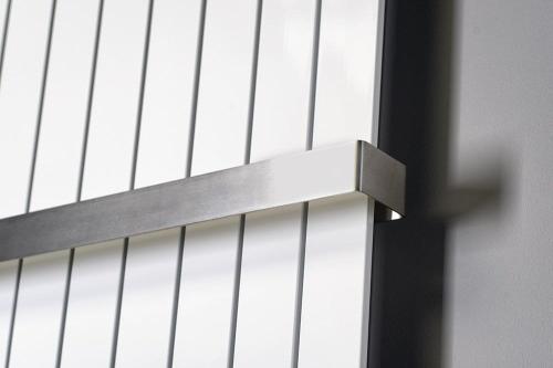 Grzejnik łazienkowy 298 x 1800 mm biały 614 W COLONNA IR140 Sapho  aranżacja