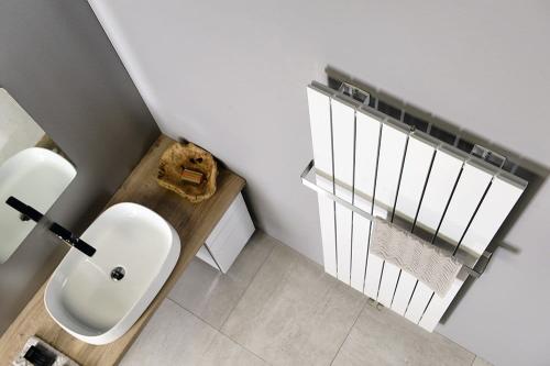 Grzejnik łazienkowy 602 x 1800 mm biały 1205 W COLONNA IR160 Sapho  wiszący