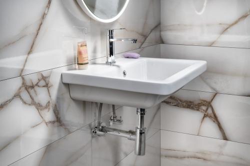 Umywalka ceramiczna meblowa 60 x 45 cm biały CITY KE060 Sapho wisząca