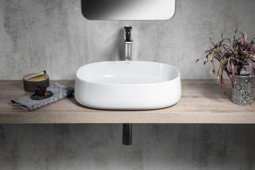 Umywalka nablatowa ceramiczna 50 x 13 x 40 cm biały JUMPER WH071 Sapho aranżacja