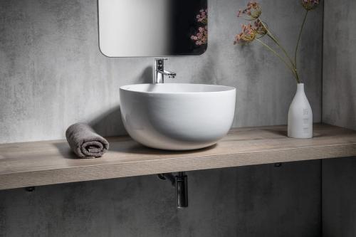 Umywalka nablatowa ceramiczna 44,5 x 27 cm biały DOME WH030 Sapho wizualizacja