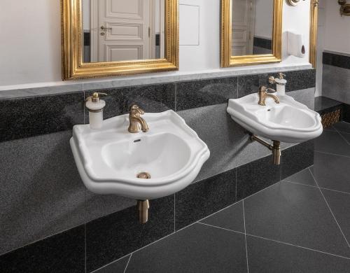 Umywalka ceramiczna 69 x 52 cm biały RETRO 104601 Kerasan wisząca