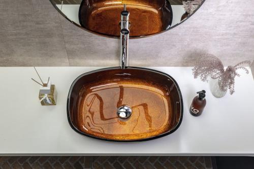 Umywalka szklana nablatowa 54 x 40 cm miedź Kvaore TY223 Sapho z góry