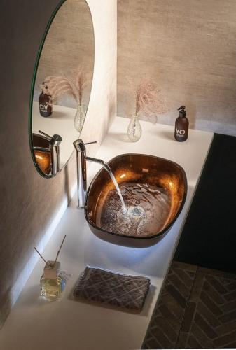 Umywalka szklana nablatowa 54 x 40 cm miedź Kvaore TY223 Sapho z boku