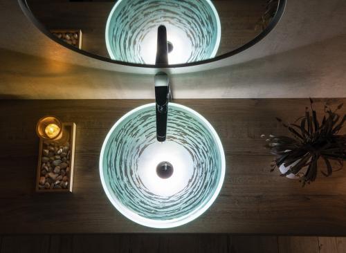 Umywalka nablatowa szklana 42 x 14 cm RIPPLE 2501-18 Sapho świeci