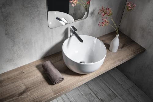 Umywalka nablatowa ceramiczna 44,5 x 27 cm biały DOME WH030 Sapho aranzacja