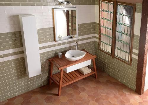 Umywalka nablatowa ceramiczna 58,5 x 14 x 39 cm biały TERUEL BH7007 Sapho aranżacja
