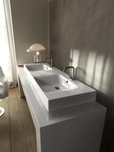 Umywalka ceramiczna podwójna140 x 45 cm biały CENTO 353601 Kerasan wizualizacja