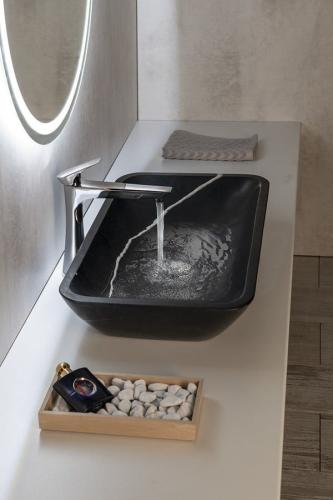 Umywalka kamienna nablatowa 60 x 11 x 35 cm czarny Marquin mat BLOK 2401-39 Sapho aranżacja