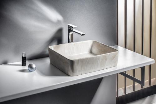 Umywalka nablatowa ceramiczna 48 x 13 x 38 cm beżowy marmur DALMA MM527 Sapho na blacie