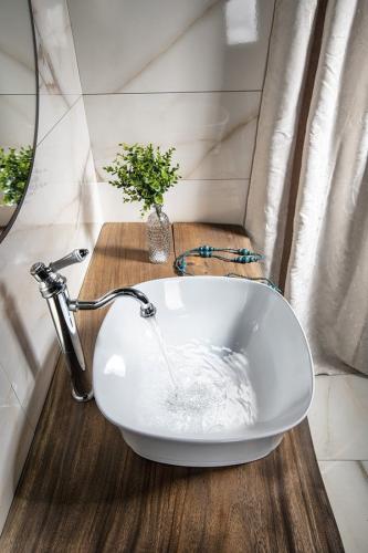 Umywalka ceramiczna nablatowa 42 x 18 x 42 cm biały IDEA WH100 Sapho aranżacja