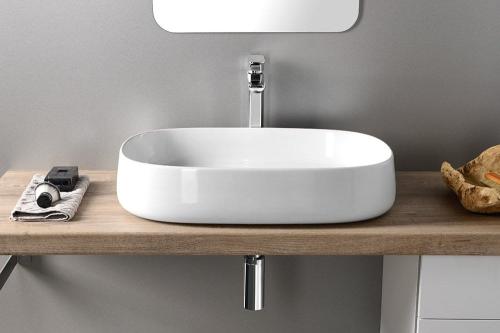 Umywalka ceramiczna nablatowa 60 x 13 x 40 cm biały JUMPER WH070 Sapho aranżacja