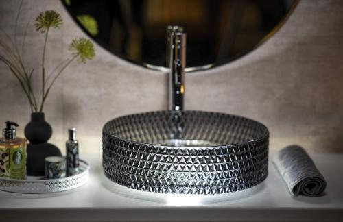 Umywalka nablatowa szklana 39,5 x 12 cm czarny MARAGUA TY214 Sapho front