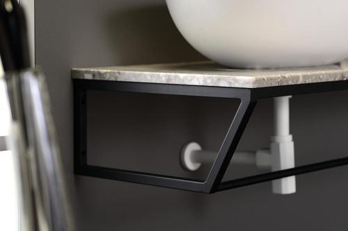 Konsola pod umywalkę 90 x 20 x 46 cm czarny mat SKA SKA203 Sapho z bliska